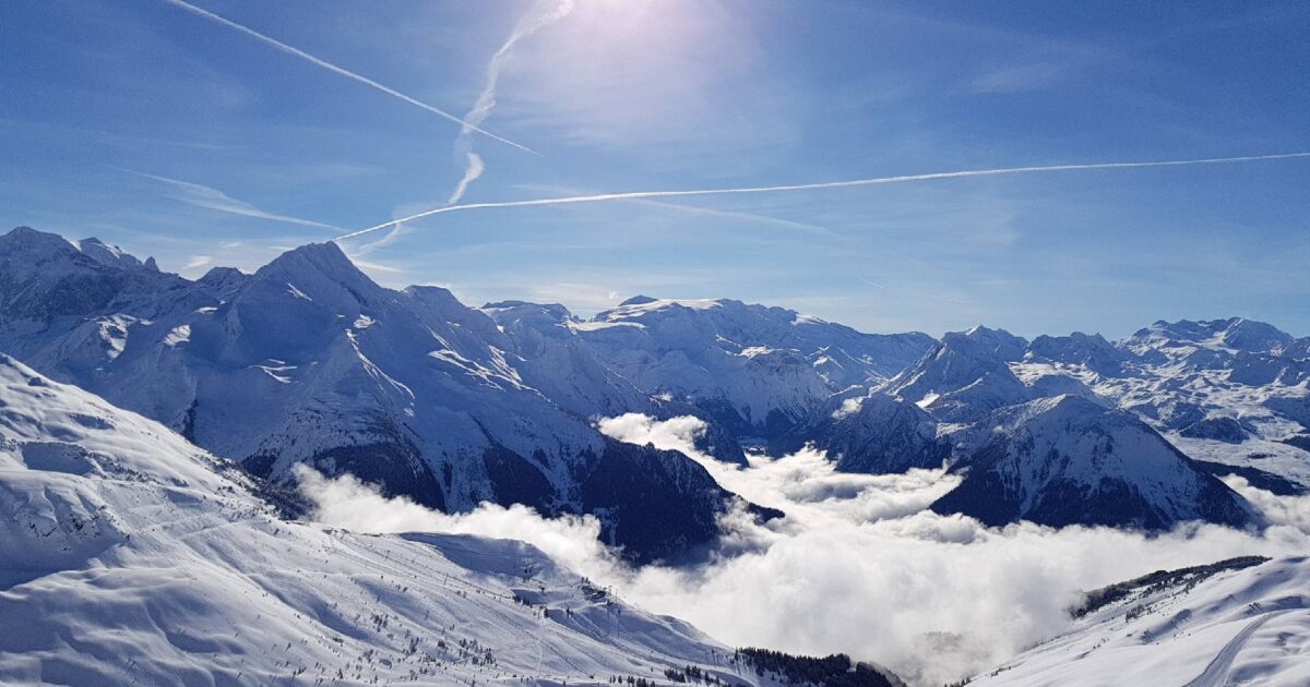 Tips-for-Riding-Off-piste-La-Plagne-Powder-on-a-Snowboard-1200x630.jpg