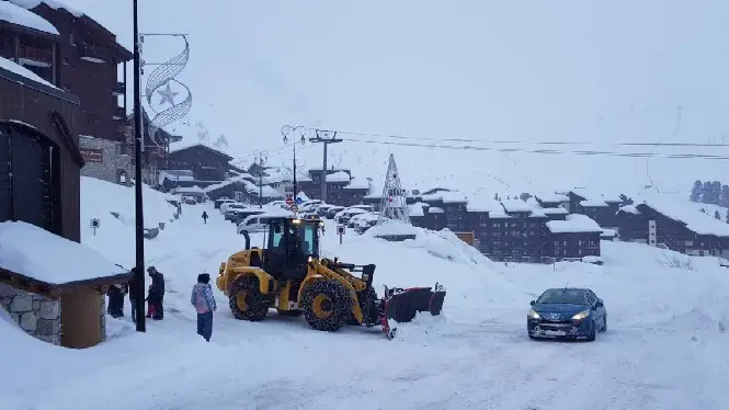 https://laplagne360.com/wp-content/uploads/2024/11/la-plagne-road-conditions.webp