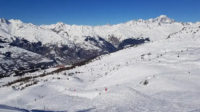 https://laplagne360.com/wp-content/uploads/2024/11/les-arcs-webcams-sm.webp
