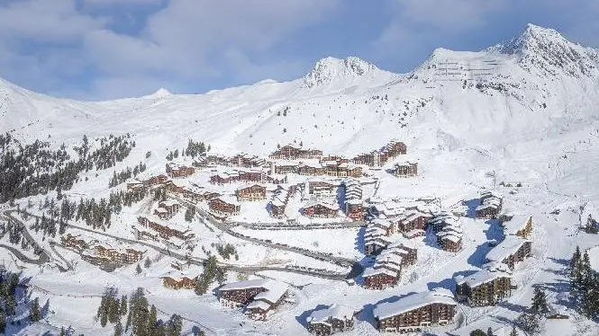 https://laplagne360.com/wp-content/uploads/2024/12/belle-plagne-guide-la-plagne.webp