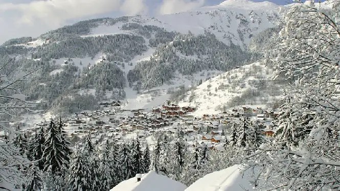 A guide to La Plagne's lower valley resorts of Plagne Montchavin / Les Coches, Plagne Montalbert and Champagny-en-Vanoise including resort maps