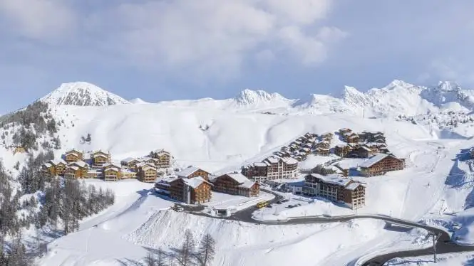 https://laplagne360.com/wp-content/uploads/2024/12/la-plagne-plage-soleil-guide.webp