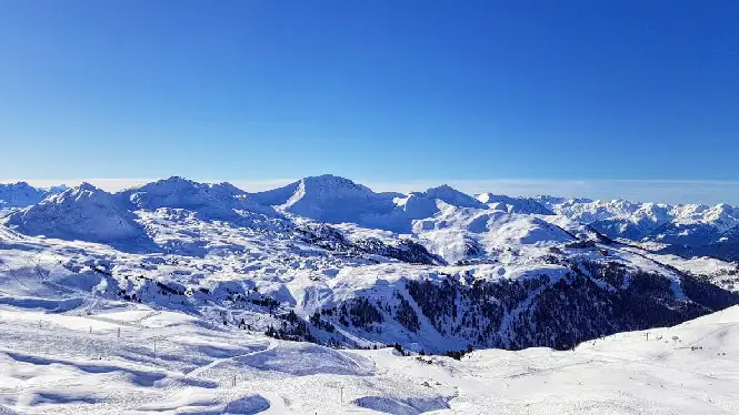 https://laplagne360.com/wp-content/uploads/2024/12/la-plagne-plagne-bellecote-belle-plagne-piste-guide.webp