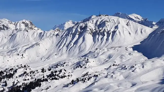 https://laplagne360.com/wp-content/uploads/2024/12/la-plagne-plagne-centre-grande-rochette-pistes.webp