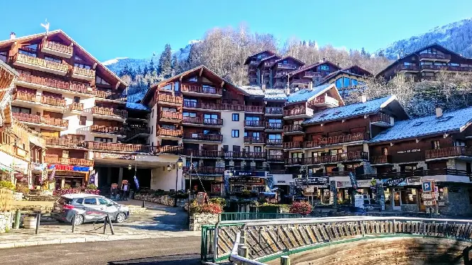 https://laplagne360.com/wp-content/uploads/2024/12/la-plagne-village-guide-champagny-en-vanoise.webp