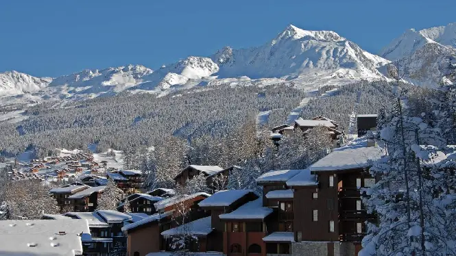 https://laplagne360.com/wp-content/uploads/2024/12/plagne-montchavin-village-la-plagne.webp