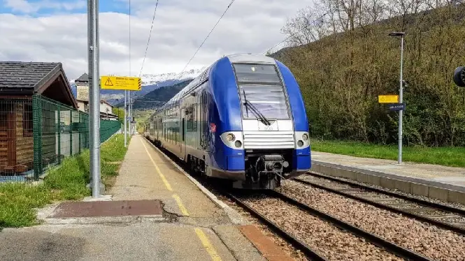 https://laplagne360.com/wp-content/uploads/2024/12/take-the-train-to-la-plagne.webp