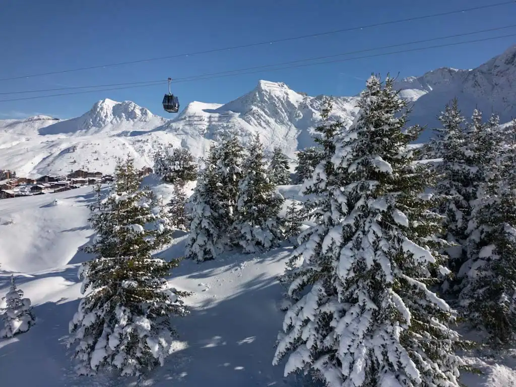 The new Roche de Mio télécabine rises from Plagne Bellecote up to Col de Forcle then onwards to the summit of Roche de Mio