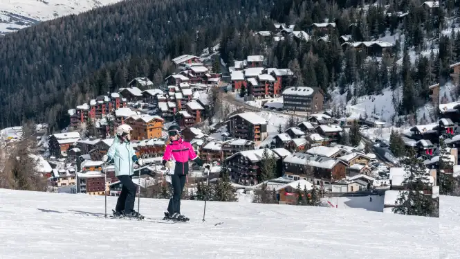 Plagne 1800 blue pistes below Aime 2000 / Biolley pistes in a guide to intermediate clue posts