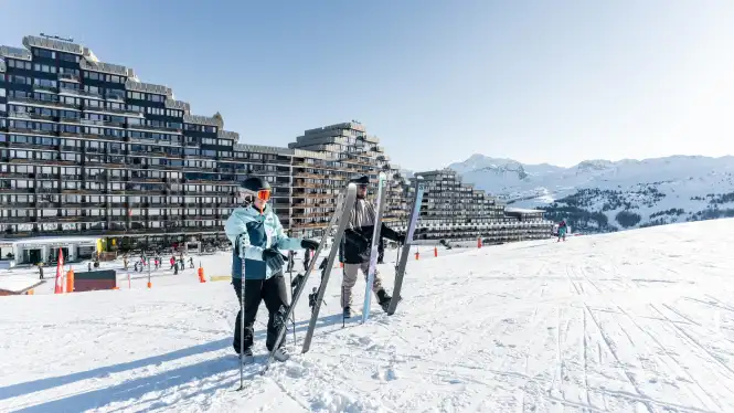 Skiers on the blue pistes about Aime 2000s paquebot