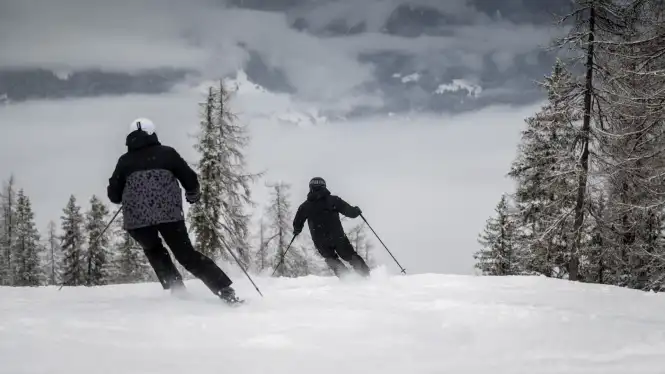Two advanced skiers in La Plagne