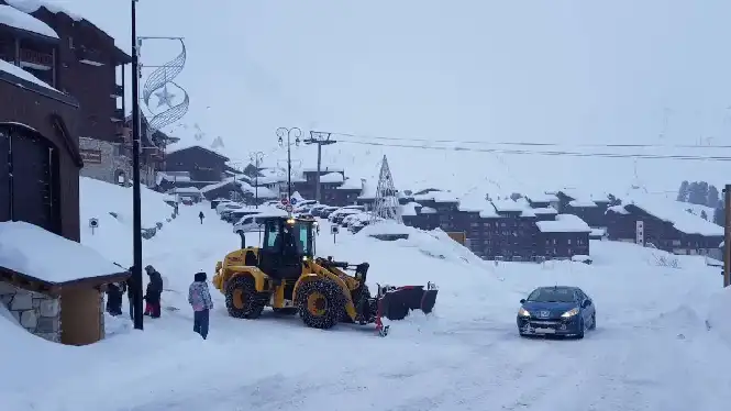Snowy roads in La Plagne