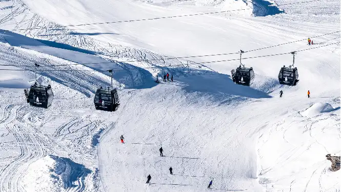 View over the Roche de Mio gondola in La Plagne