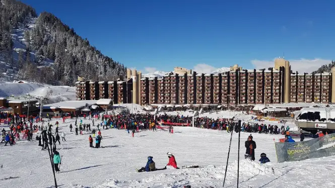 Busy La Plagne lifts in Plagne Bellecôte