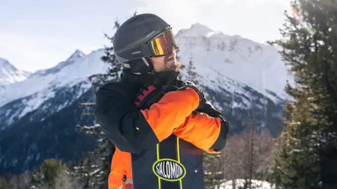 Snowboarder in La Plagne getting ready to ride
