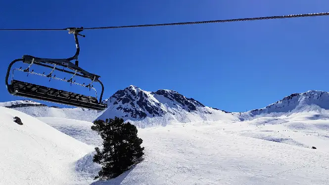 Finding reliable late-season snow above Plagne Bellecôte in La Plagne